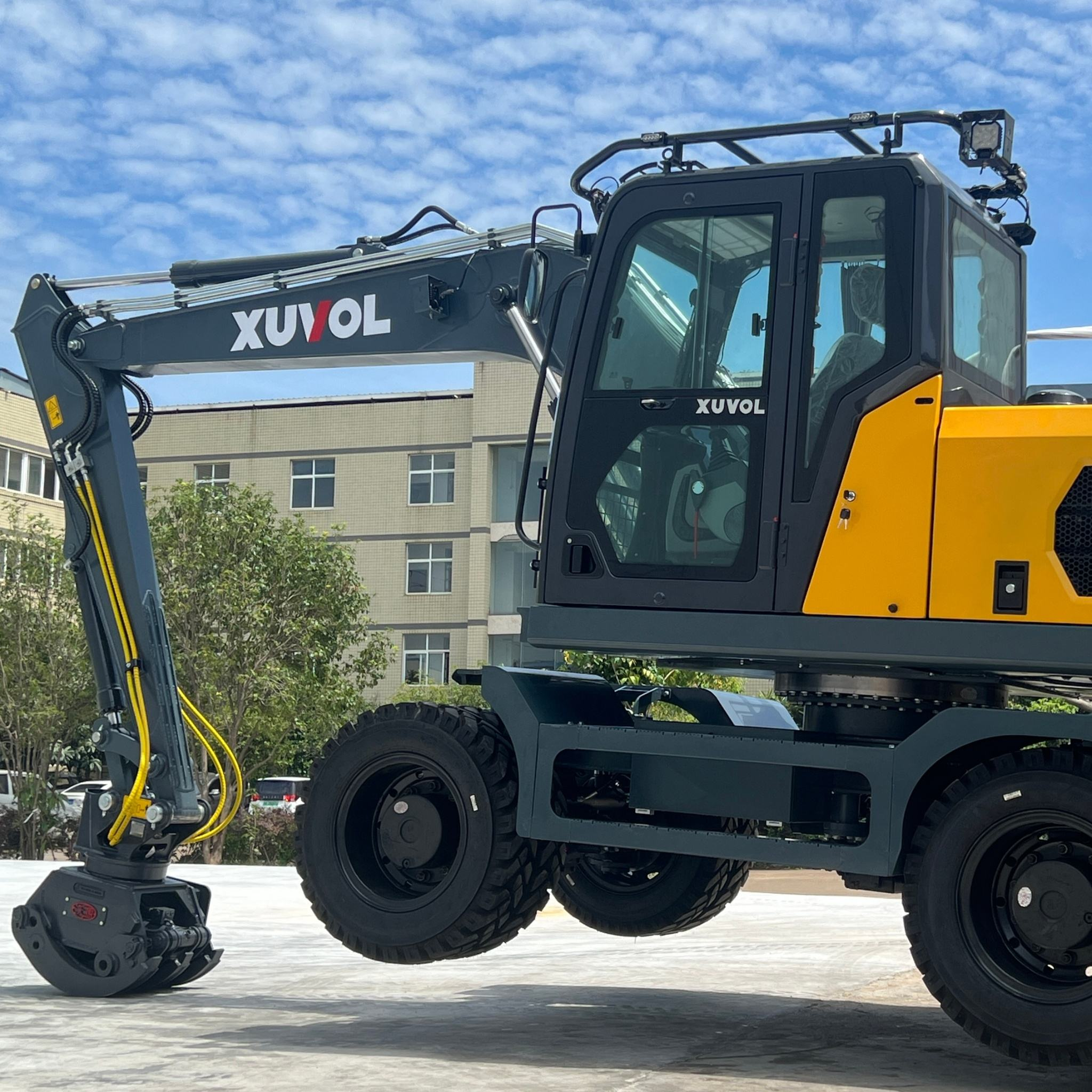 Excavadora de ruedas XUVOL XV130 de 9,6 toneladas, motor Yuchai de emisiones, excavadora de ruedas con garra para troncos y tubería hidráulica para silvicultura y construcción