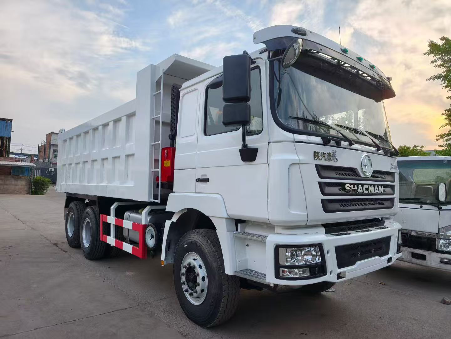 Camión volquete reacondicionado SHACMAN F3000 6x4 335HP 5.6m Camión con caja basculante para transporte de tierras en minería y construcción